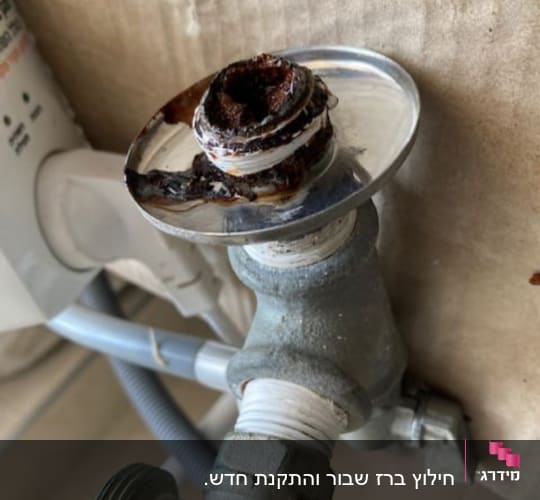 חילוץ ברז שבור והתקנת חדש.